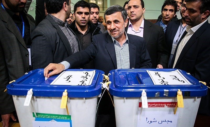 Ahmadinejad vota per le elezioni.