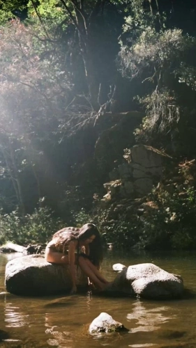 ragazza che fa il bagno al fiume in estate