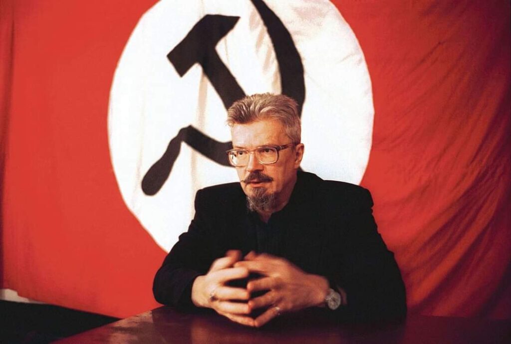 Foto di Limonov con la banidera del Nazbol